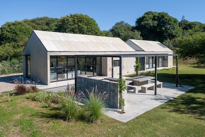 En el espacio que ocupa la casa generaron una planicie, con un desnivel pronunciado hacia el frente. Para el techo fabricaron placas premoldeadas de hormigón.