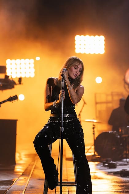 En el especial, Miley Cyrus interpreta algunos de los éxitos de su etapa en la sitcom