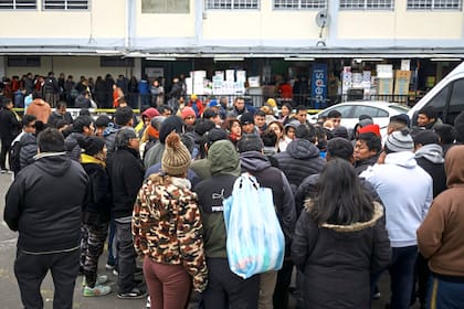 En el estacionamiento de La Salada, esta mañana los feriantes evaluaban los pasos por seguir