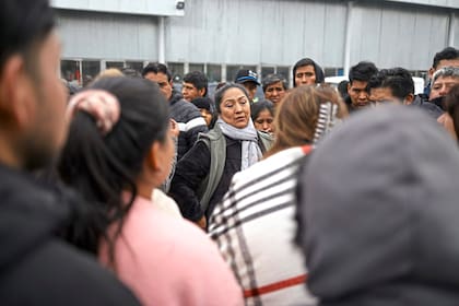 En el estacionamiento del predio, grupos de dueños y de inquilinos debatieron cómo adaptarse a la orden judicial