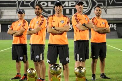 En el estadio de Olimpia con sus ayudantes Sebastián Rambert, Andrés San Martín, Darío Acevedo y Facundo Espinoza