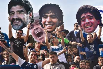 Gigantografías de Maradona en la tribuna de Gimnasia