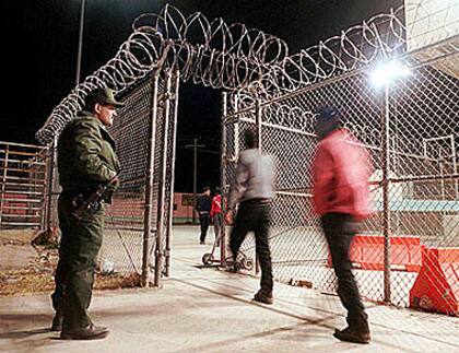 En el Estado de Arizona, un agente de la patrulla de fronteras norteamericana vigila el regreso de un grupo de inmigrantes ilegales mexicanos a su país