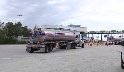 En el estado de Florida, se desplegaron cientos de camiones cisterna que transportan combustible desde los puertos de Tampa y Manatee