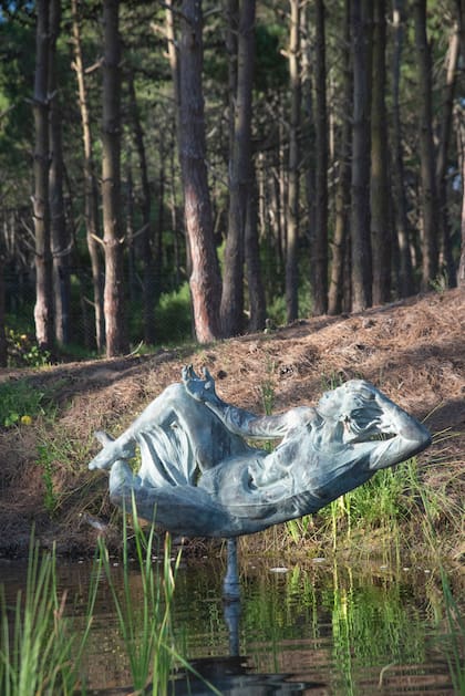 En el estanque, “El despertar de América”, de Ponciano Cárdenas