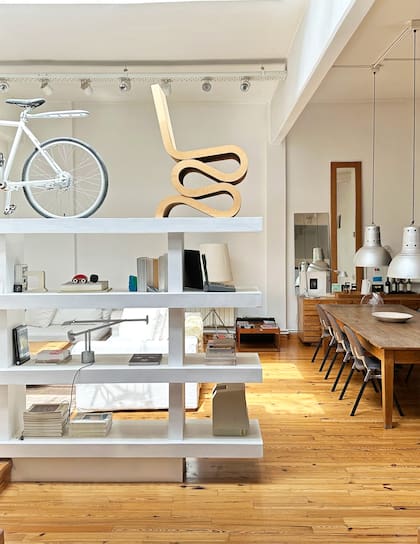 En el estante superior, la bicicleta sin cadena de Martín y un diseño admirado, la silla ‘Wiggle’, del arquitecto Frank Gehry.
