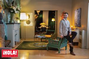 En el estar con chimenea se destaca el mural pintado por Gerardo con diferentes tonos de azul (a la izquierda de la imagen), que resultó la mejor forma de probar el tono con el que pintó el techo.