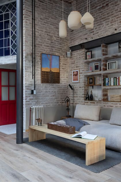 En el estar de la TV, junto a la cocina, lámparas colgantes impresas con técnica FDM (Doña3D), sillón (Tapicería Carlos Méndez) y manta de gasa (Lote Propio).