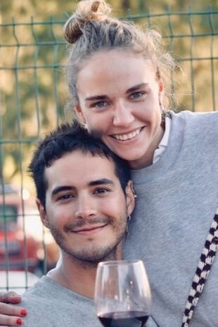 En el Este, con el chef “Nacho” Crespo Campos: “Él es muy tierno y siempre sonríe. Somos supercompañeros”, dice Fini sobre su pareja desde hace siete años, con quien proyecta el futuro: “Si nos casamos, sería una celebración del amor, con música y amigos”.