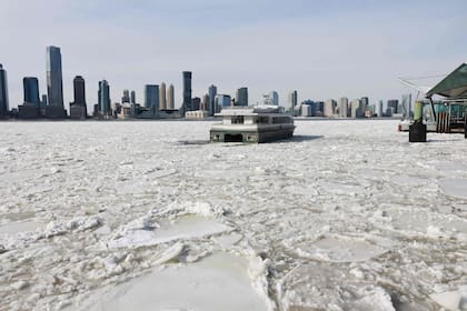 En el este del estado y el oeste de Nueva Inglaterra, las temperaturas máximas para este lunes se moderarán levemente, situándose en un rango de entre 10°F y 20°F (-12°C a -6°C)