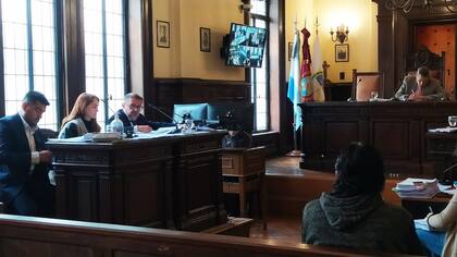 En el estrado de la izquierda, los auxiliares Jorge Viltes Monier y Mariana Gamba Cremaschi junto al fiscal general de la Procunar NOA, Eduardo José Villalba;