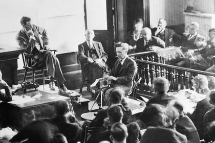 En el estrado de los testigos, durante el juicio contra Bruno Hauptmann, Charles Lindbergh leyó las notas de rescate  
