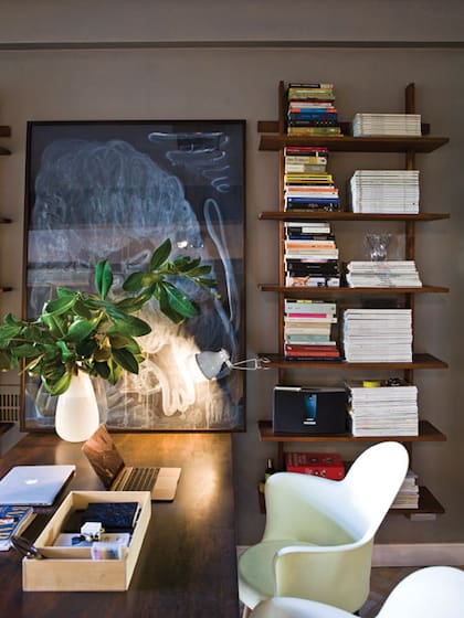 En el estudio de las hermanas, sobre la mesa y contra la pared, una obra de Máximo Pedraza