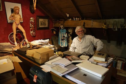 En el estudio de Marcelo Gioffré hay cajas con inéditos de Sebreli y una escultura de Martín Di Girolamo