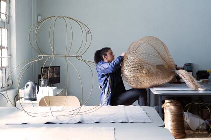 En el estudio funicona el área de diseño, la tapicería y una planta de piezas en proceso, además del showroom