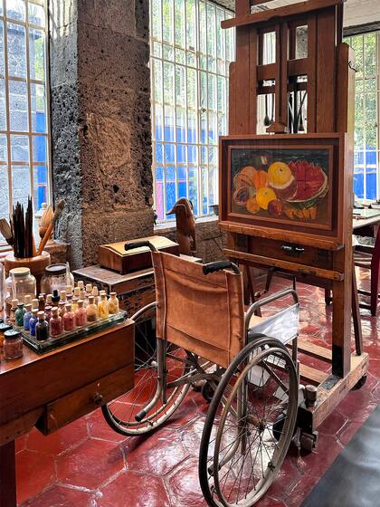 En el estudio se alberga la extensa biblioteca de la artista, sus materiales de trabajo y el caballete que le regaló Nelson Rockefeller.