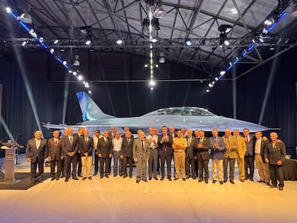 En el evento de presentación estuvieron presentes, además del funcionario y los miembros de las Fuerzas Armadas, ex-combatientes de Malvinas