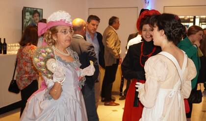 En el evento, mujeres vestidas de época representaron algunos pasajes de la historia argentina, donde la carne vacuna comenzaba a ser protagonista