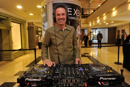 En el evento también se pudo disfrutar de un especial set de música de la mano del exmodelo y actual DJ Ale Lacroix