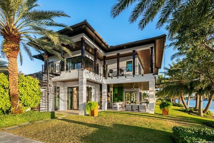 En el exterior de la propiedad abundan las palmeras, árbol insignia de Miami