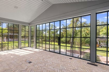 En el exterior, hay una pileta, un solárium y un espacio techado con grandes ventanales