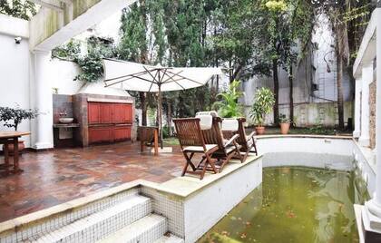 En el exterior, la casa cuenta con patio, jardín y parrilla