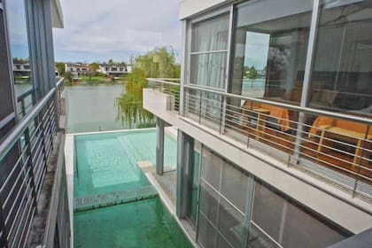 En el exterior, la propiedad refuerza su perfil de casa pensada para el disfrute