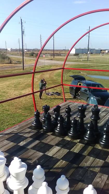 En el exterior se armó un deck con un ajedrez gigante