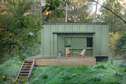 En el exterior, se incorporaron listones verticales para añadir “profundidad y carácter” a la fachada, nos cuenta Collaris. También para generar sombras cambiantes a lo largo del día.