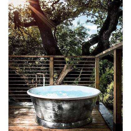 En el exterior, una bañera con hidromasajes está lista para usar y disfrutar la naturaleza
