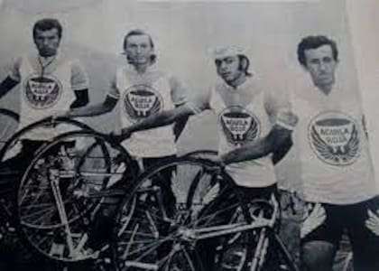 En el extremo derecho, Luis Alfonso Reátegui junto con el resto del equipo de ciclismo colombiano que quedó atrapado en medio de un secuestro aéreo en 1973