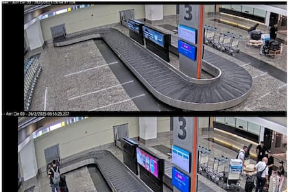 En el extremo inferior derecho de la imagen se ve a la pasajera y los tripulantes del vuelo proveniente de Miami con sus valijas, que acaban de recibir
