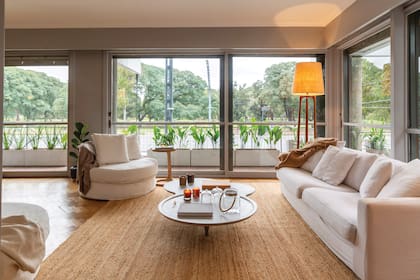 En el fabuloso living comedor predominan el estilo minimalista y los colores neutros.