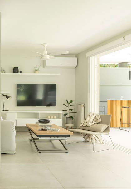 En el family room se cambió el paño fijo por una puerta corrediza para conectarla directamente al jardín y ampliar las visuales.