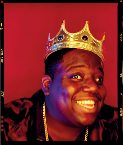 En el famoso retrato de Barron Claiborne de Notorious B.I.G., realizado días antes de la muerte del rapero en 1997, Biggie tiene una corona y el ceño fruncido. “Ya tenía la corona”, le dice Claiborne a RS. “Yo solo le puse una de plástico en la cabeza”.