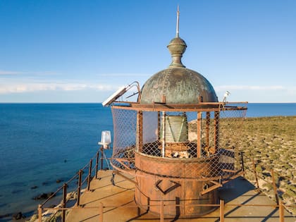 En el faro de Punta Tehuelche, en Santa Cruz, se verifica el fenónemo del paso de tiempo que atenta contra los faros: la vieja luz ya no funciona.Fue reemplazado por la pequeña luz plástica, alimentada por un panel solar.