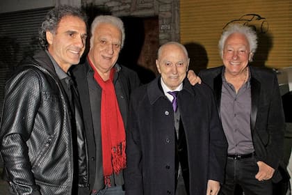 En el festejo de sus 75 años, con Oscar Ruggeri, Coco Basile y Guillermo Coppola, en el Café La Humedad