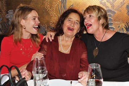 En el festejo del 90° cumpleaños de su abuela junto a su madre, Larisa.