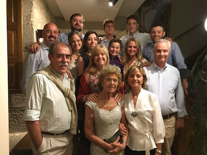 En el festejo número 90 de la madre de Alicia. La celebración fue en Santiago de Compostela, junto a la familia argentina y un nieto y bisnieto que viajaron desde Boston. Un momento inolvidable.