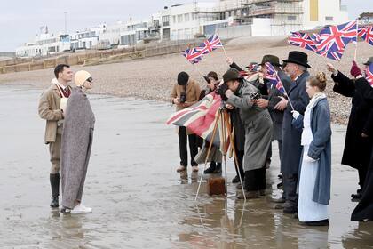 En el film, Victoria Summer interpreta a Edith Gade, rival de la protagonista. Tomada durante el rodaje en Hove (en la costa sur de Inglaterra), en la foto se ve a la actriz en la piel de Edith, anunciando que acaba de cruzar el Canal en dos horas menos que Gleitze. A su lado, David Aitchison interpreta a su marido, Samuel.