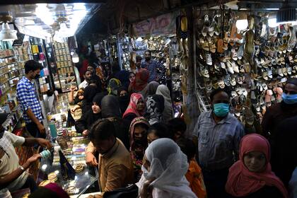 Los bazares repletos durante el Festival musulmán de Eid al-Fit en Karachi, Paquistán