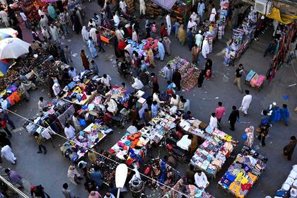 Gente de compras en el Bazar Raja, en Rawalpindi, Paquistán