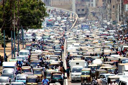 Embotellamientos de tránsito en Karachi. El gobierno paquistaní alivió la cuarentena por el brote de coronavirus