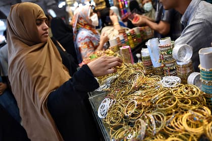 Una mujer compra joyas en un bazar, antes del festival musulmán Eid al-Fitr, en Karachi