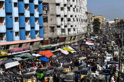 Aglomeración de automovilistas y personas en un mercado antes del festival musulmán Eid al-Fitr, en Karachi