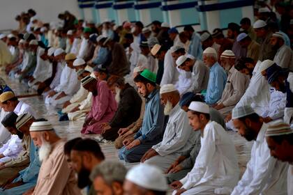 Devotos musulmanes ofrecen las oraciones de Jummat-ul-Vida el último viernes antes del festival Eid al-Fitr que marca el final del mes sagrado musulmán del Ramadán en una mezquita en Karachi