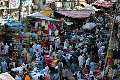 En el mercado de Rawalpindi la gente ignora el distanciamiento social durante el feriado de Eid al-Fitr que marca el final del mes de ayuno musulmán del Ramadán