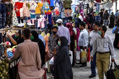 Gran cantidad de gente en los mercados callejeros de Karachi