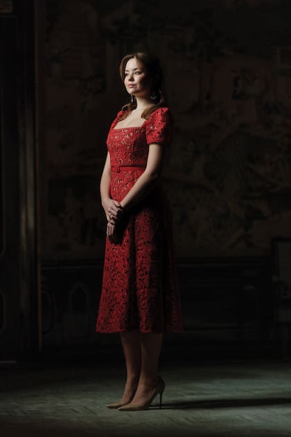 En el flamante posado también usó un vestido de guipure de Self-Portrait. Lo complementó con pendientes chandelier que tomó del alhajero de su mamá.