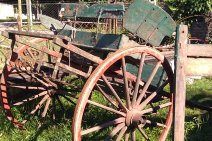 En el fondo del terreno, los carros esperan ser reparados